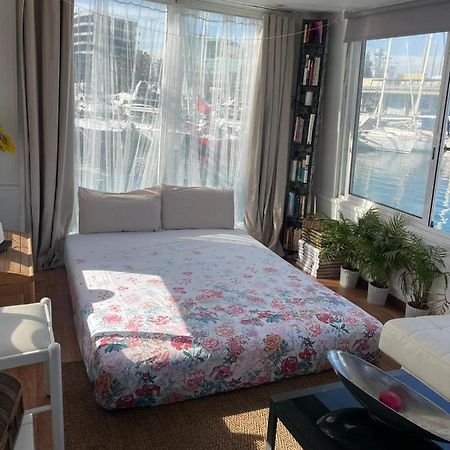 Light Bedroom In A Home Boat Barcelona Exteriér fotografie