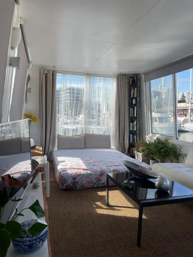 Light Bedroom In A Home Boat Barcelona Exteriér fotografie