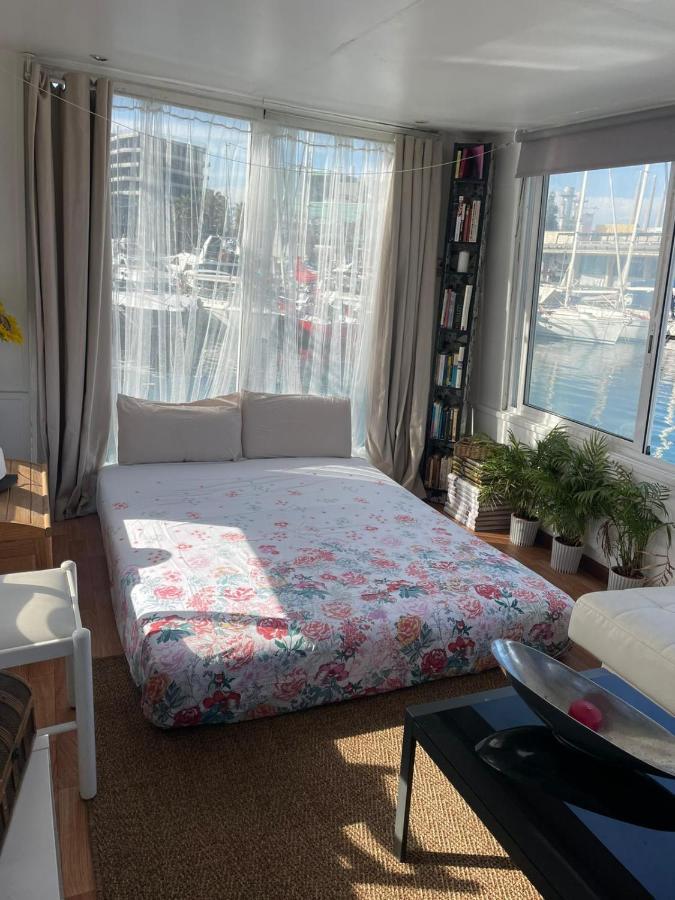 Light Bedroom In A Home Boat Barcelona Exteriér fotografie